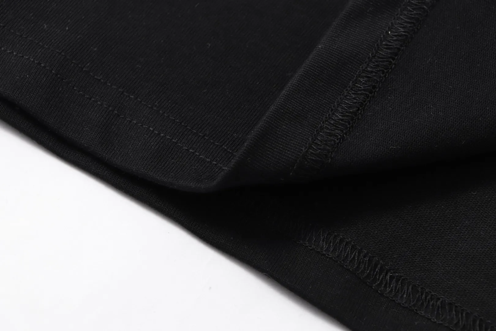 Style No.: A 008# P57 Ami 2026 Spring/Summer New Arrival T-shirt Short Sleeve The workmanship of this chapter is extremely cumbersome and complicated. It uses water-soluble polyester and water-soluble thread, first starting the pattern, dyeing, then air-drying, shaping, and then laser processing of details. The process time is long, which distinguishes it from the garbage version of the leaky bottom fabric on the market. We completely restore the correct version of the official website 1:1, with high-weight fabrics, synchronized detail routing, and restored official website letter embroidery, which is the only correct version on the entire network. Color: Apricot Black Navy Blue White Sizes: S-XL
